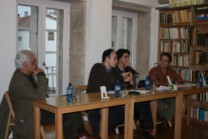 Os autores do libro no centro Victor Freixanes a izquerda e Manuel Dominguez a dereita